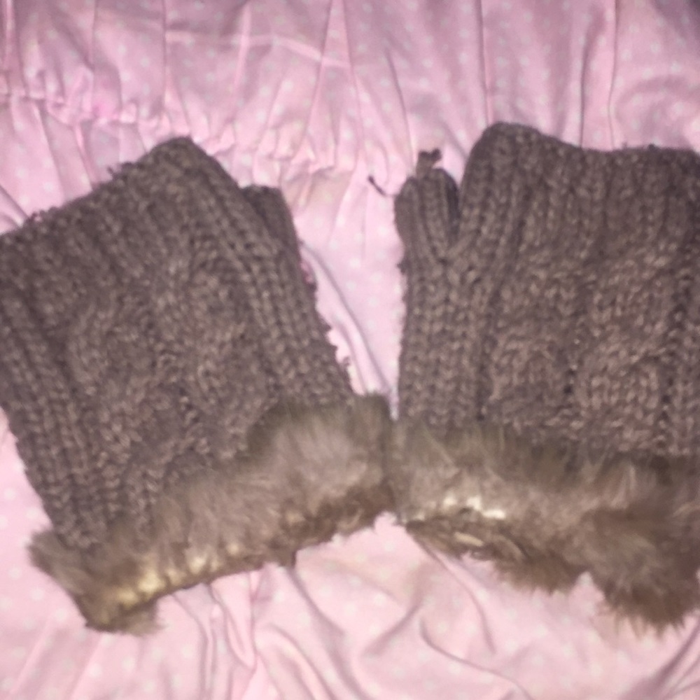 Gorgeous fingerless glove w fur 🌸only 1 glove